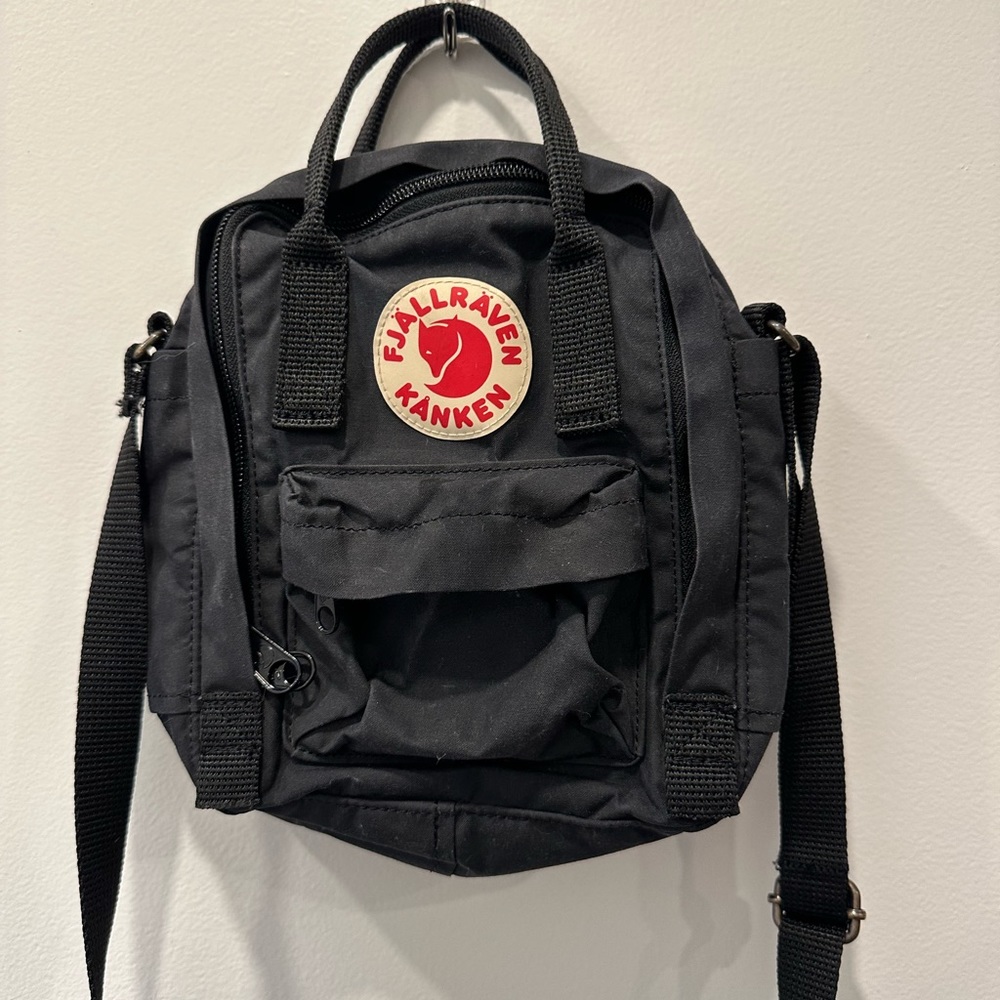 Fjallraven Women's Kanken Sling Bag Black